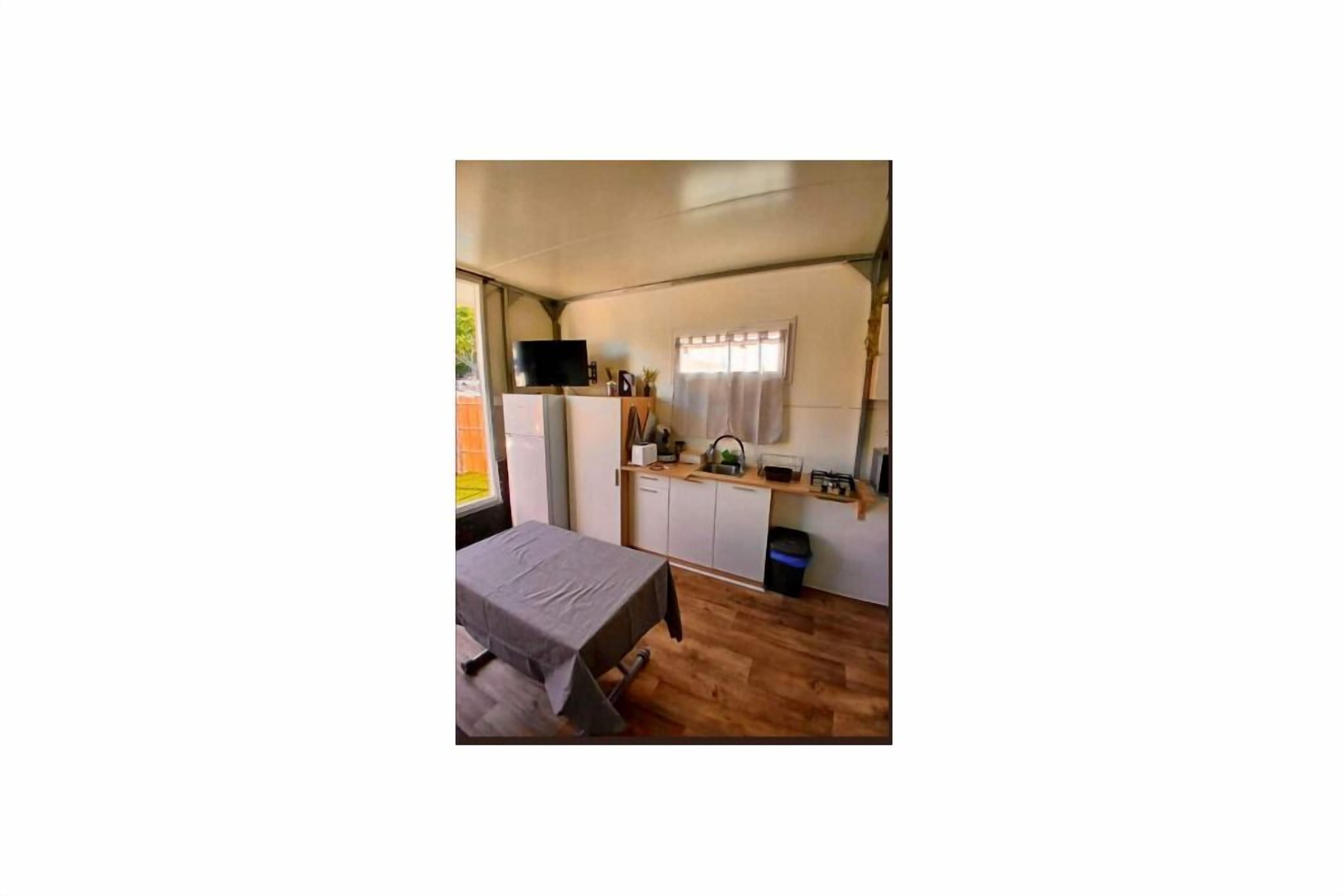 2 bedrooms, bed sheets