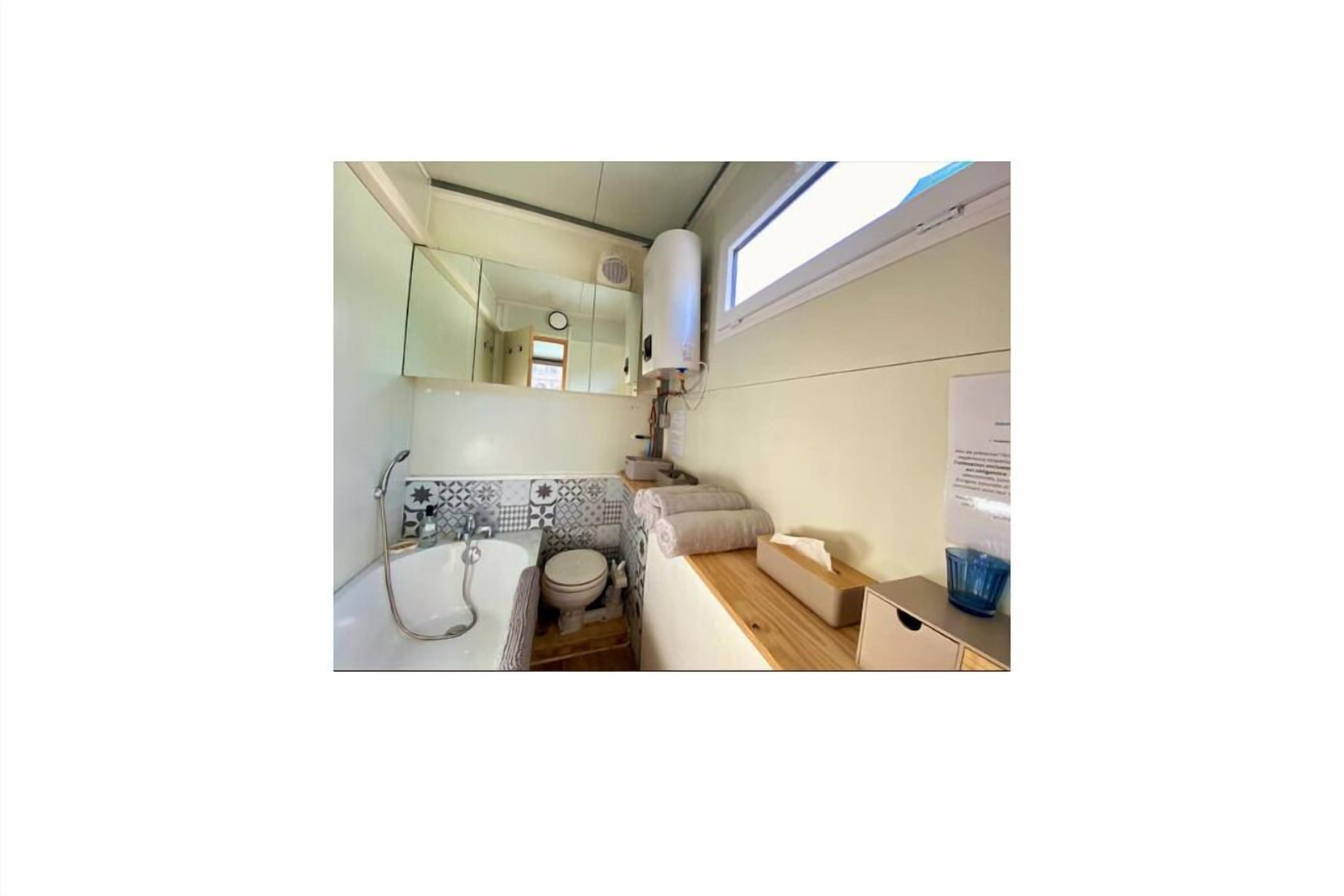 Serviettes fournies, savon, papier toilette