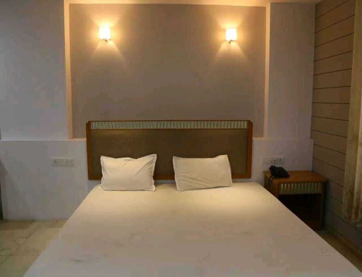 Standard Room | Desk