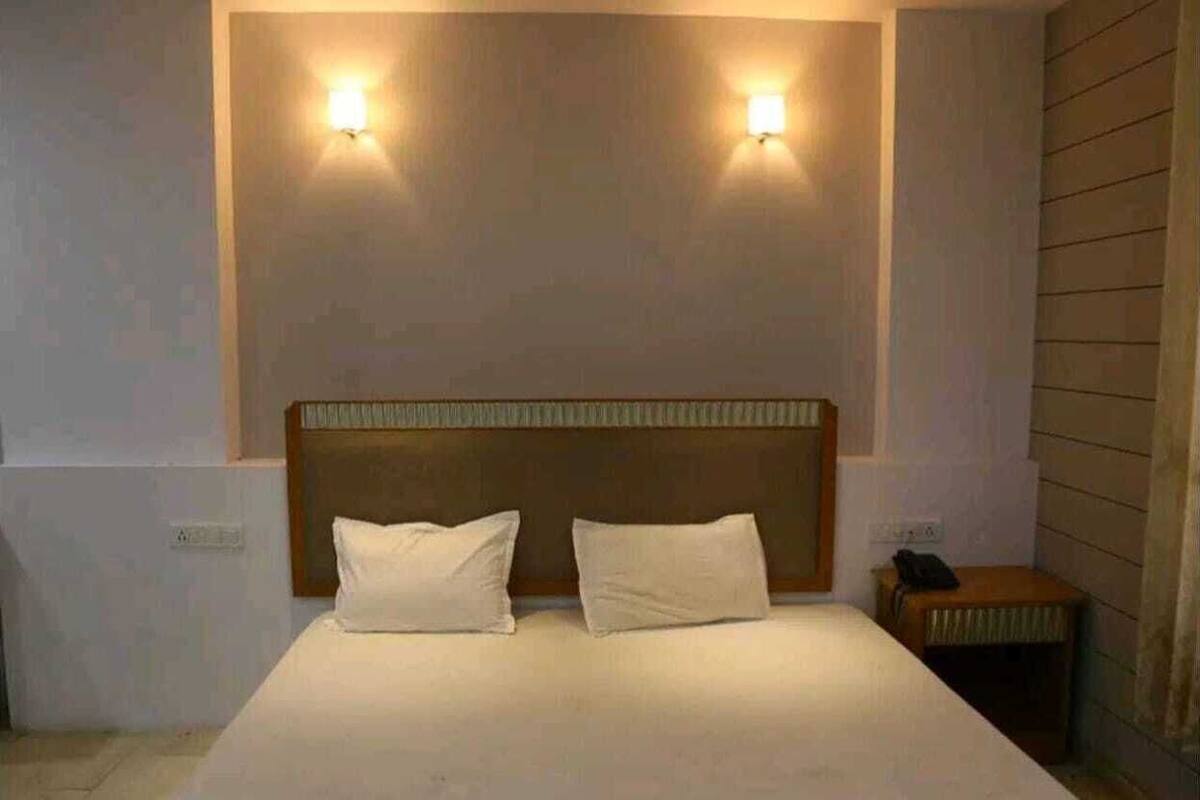 Standard Room | Desk