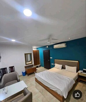 Deluxe Room | Desk - Hotel Kalki Palace (Abu Road)