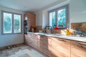 Fridge, microwave, oven, dishwasher - Ty Yseult - Maison Bretonne avec Jardin (Locronan)