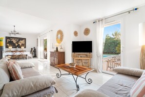 TV - Villa les Citronniers - Piscine, 100 m de la plage (Sainte-Maxime)