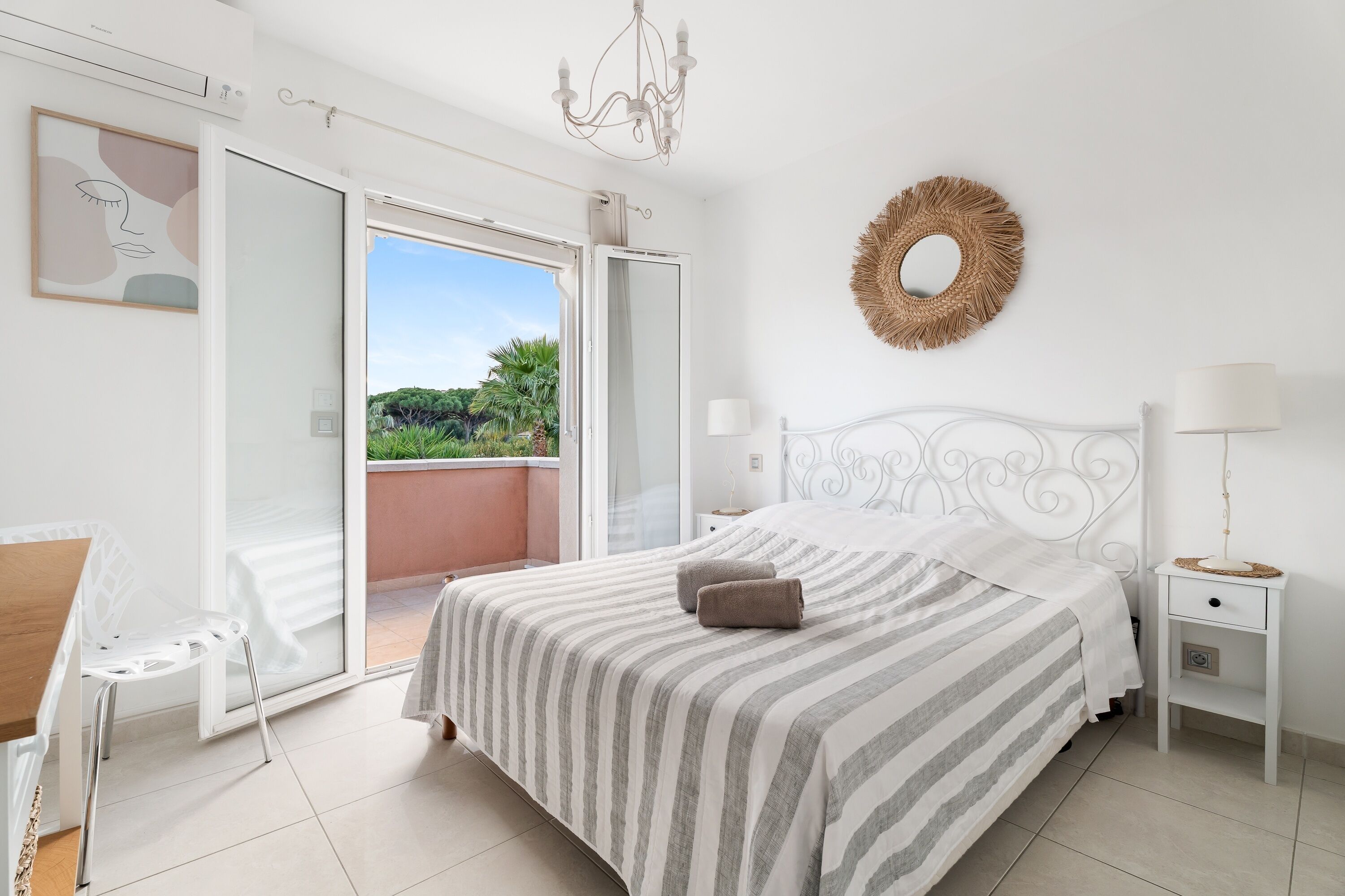 Een strijkplank/strijkijzer, gratis wifi, beddengoed