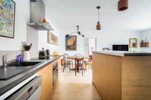 Geladeira, micro-ondas, fogão, lava-louças