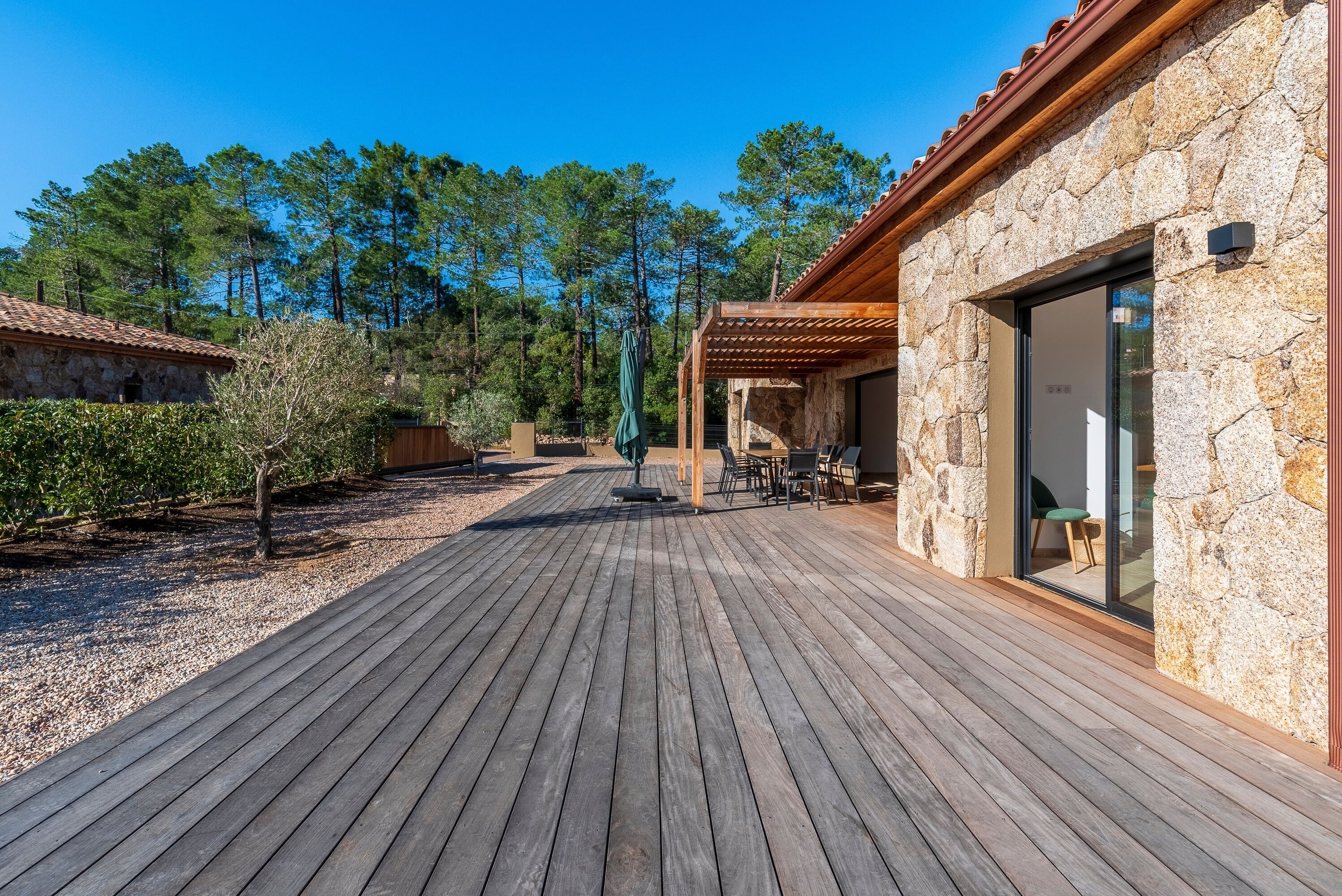 屋外ダイニングエリア