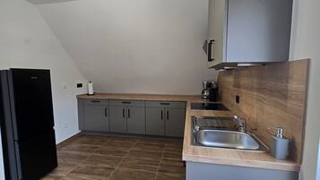 Fridge, oven, stovetop, dishwasher