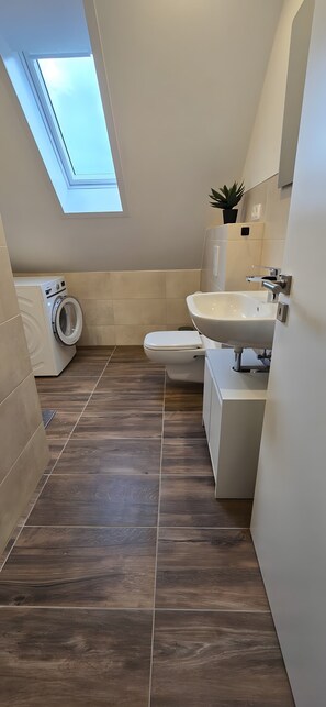 Douche, sèche-cheveux, serviettes fournies