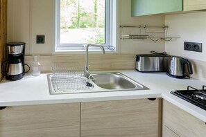 Family Chalet, Garden View | Private kitchen | Electric kettle - Camping la Clairière (Rouffilhac)