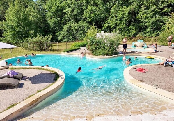 Seasonal outdoor pool, open 10:00 AM to 10:00 PM, pool umbrellas - Camping la Clairière (Lamothe-Fénelon)