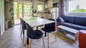 Une cuisine moderne avec un coin repas, un canapé et un banc.