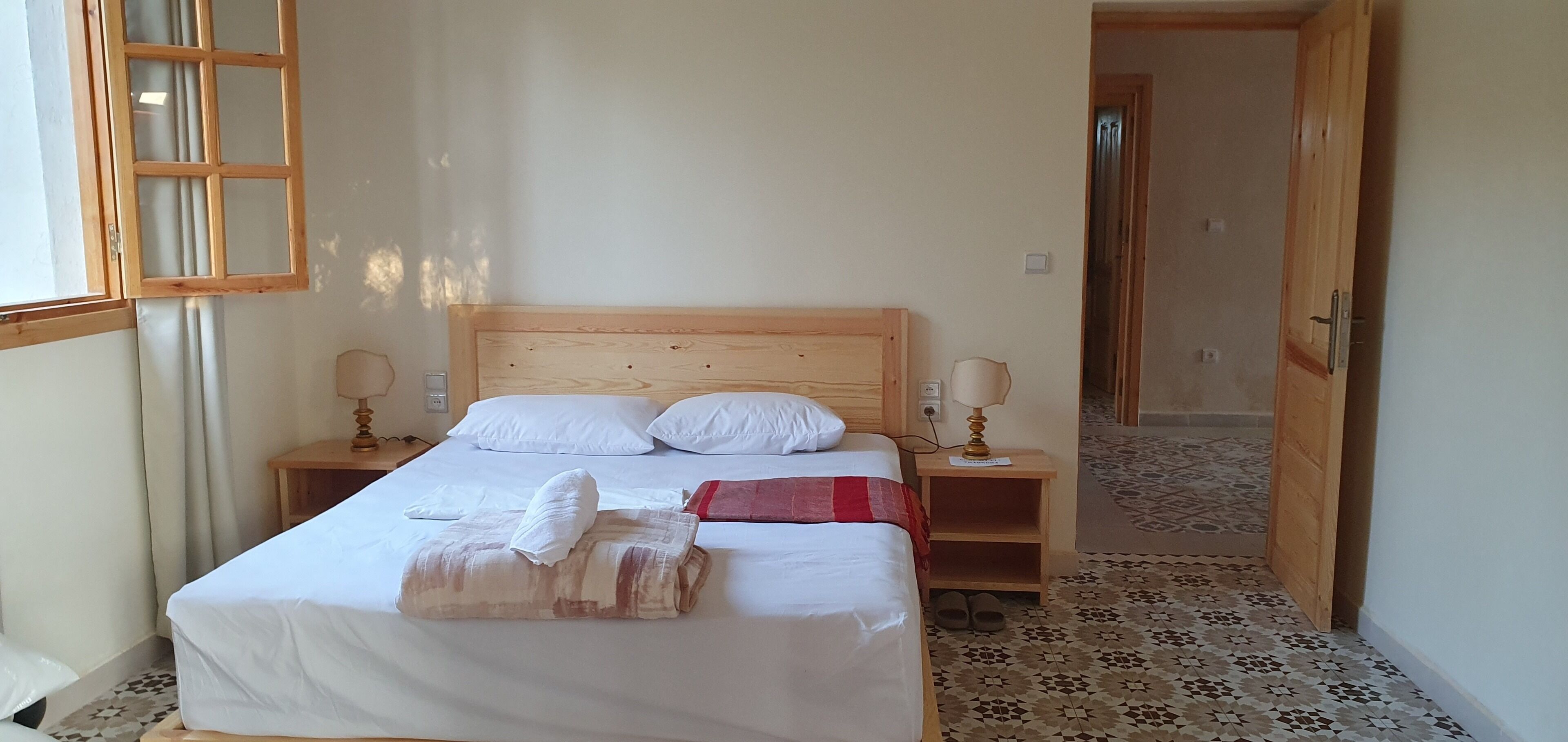 3 habitaciones, tabla de planchar con plancha, wifi y ropa de cama 