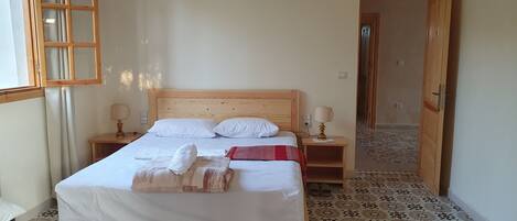 3 habitaciones, tabla de planchar con plancha, wifi y ropa de cama
