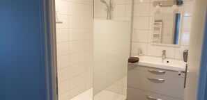 Shower, hair dryer, towels, toilet paper