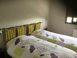 مكواة/لوح كي وخدمة الإنترنت وملاءات أسرّة