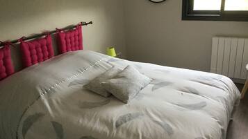 Fer et planche à repasser, accès Internet, draps fournis