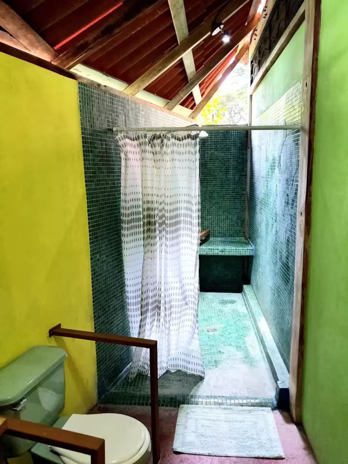 Serviettes fournies, savon, papier toilette