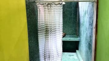 Toalhas de banho, sabonete, papel higiênico