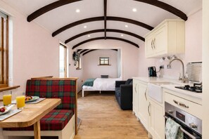 Refrigerador, horno, placa de cocina, cafetera/tetera