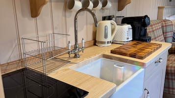 Kühlschrank, Ofen, Herdplatte, Wasserkocher mit Kaffee-/Teezubehör