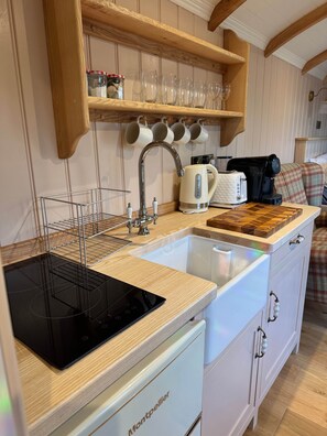 Fridge, oven, stovetop, coffee/tea maker