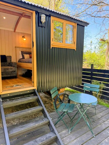 Luxury Shepherd Hut w Outdoor Bath Near Stirling