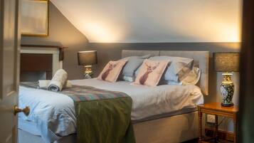 8 bedrooms, desk, iron/ironing board, travel cot