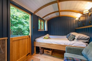 D S C06890 - Boutique Shepherd Hut w Garden & Outdoor Bath (Stirling)