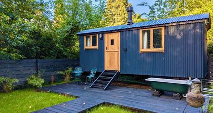 Boutique Shepherd Hut w Garden & Outdoor Bath