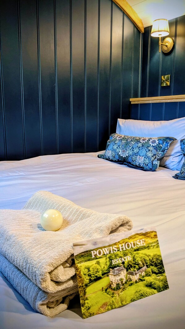1 bedroom, free WiFi, bed sheets - Boutique Shepherd Hut w Garden & Outdoor Bath (Stirling)