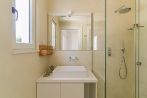 Shower, hair dryer, towels - Ecovilla Terra di Luce with Private Pool (Martina Franca)