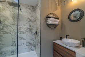 Chambre double, balcon, vue sur la vallée | Salle de bain | Douche, articles de toilette (gratuits), séchoir à cheveux