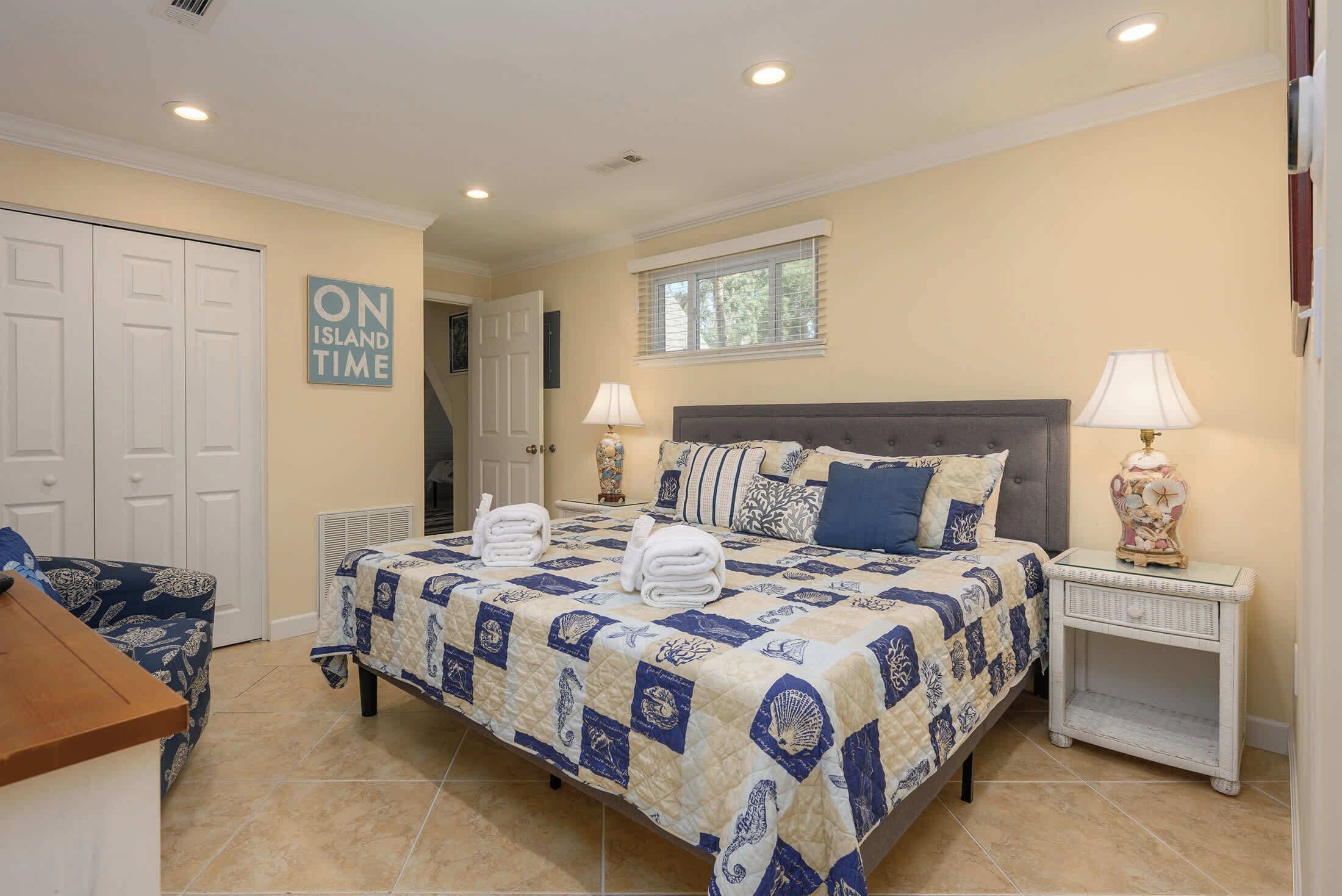 Desk, iron/ironing board, WiFi