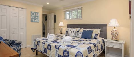 Escritorio, tabla de planchar con plancha y wifi