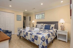 4 bedrooms, desk, iron/ironing board, WiFi - Lagoon Retreat - Pet-Friendly 4BR, Loft, Golf Cart Near Beach, Spa (Hilton Head Island)