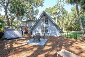 Outdoor dining - Lagoon Retreat - Pet-Friendly 4BR, Loft, Golf Cart Near Beach, Spa (Hilton Head Island)
