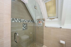 Shower, hair dryer, towels, shampoo - Lagoon Retreat - Pet-Friendly 4BR, Loft, Golf Cart Near Beach, Spa (Hilton Head Island)