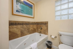Shower, hair dryer, towels, shampoo - Lagoon Retreat - Pet-Friendly 4BR, Loft, Golf Cart Near Beach, Spa (Hilton Head Island)