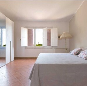 4 bedrooms, iron/ironing board, free WiFi, bed sheets - Villa Sole - Four Bedroom Villa, Sleeps 8 (Villaggio del Sole)