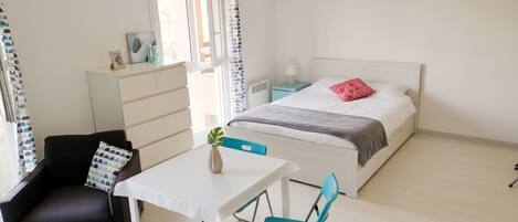 Fer et planche à repasser, accès Internet, draps fournis