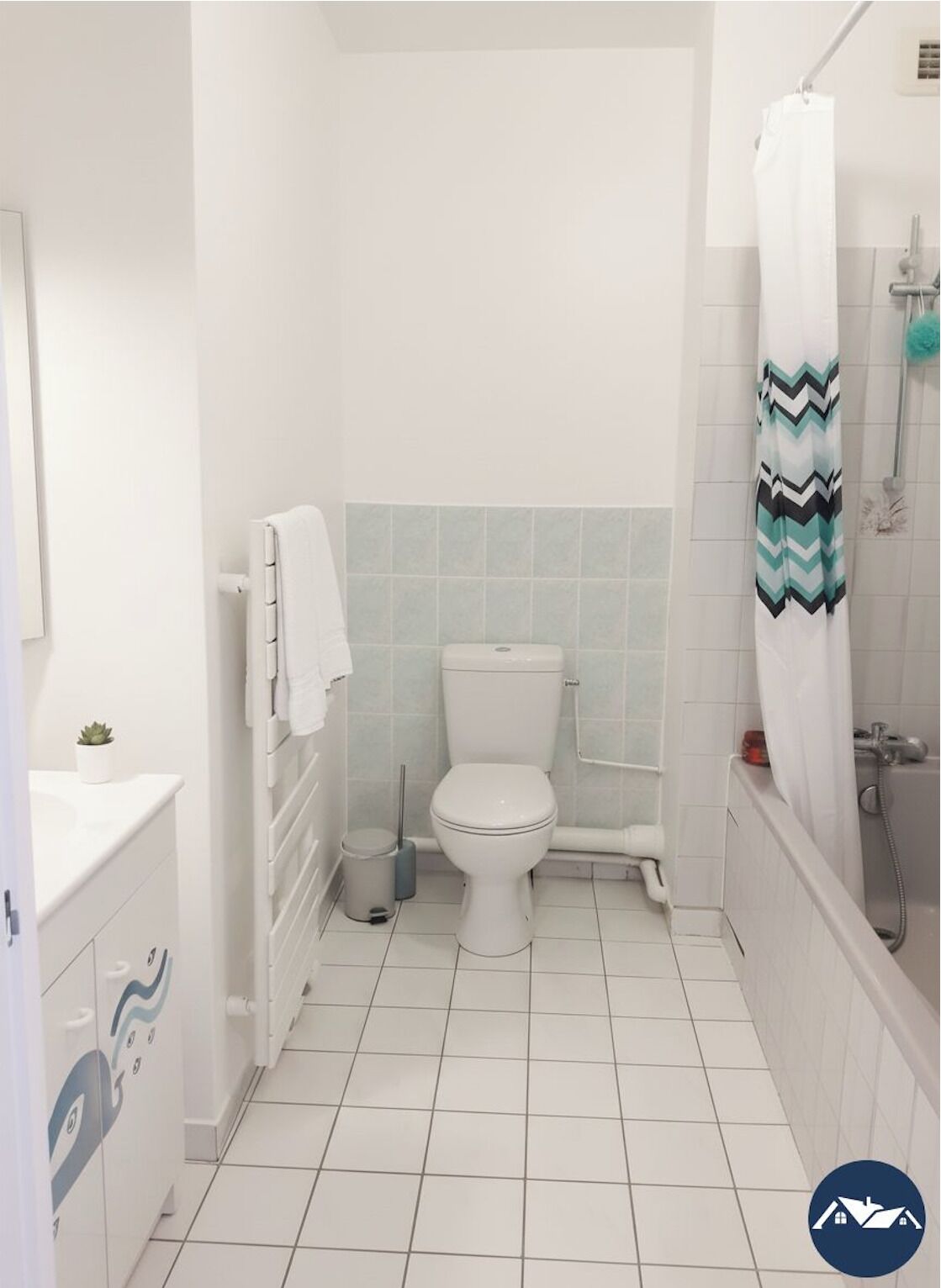 Douche, sèche-cheveux, serviettes fournies, savon