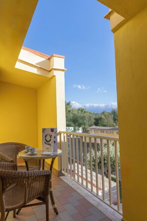 Standard-Doppel- oder -Zweibettzimmer, Balkon | Speisen im Freien