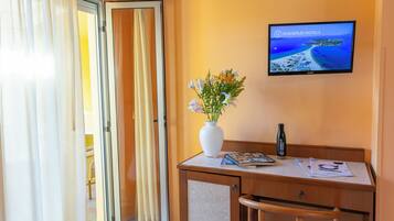 Habitación estándar con 1 cama matrimonial o 2 individuales, balcón | Interior