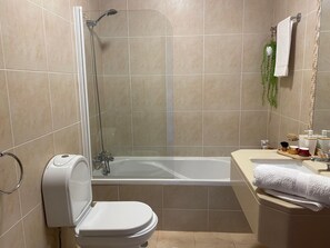 Shower, hair dryer, bidet, towels - Quiet apartment with a pool, close to the beach and Alvor village (ALVOR)