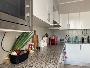 Microwave, oven, stovetop, dishwasher - Quiet apartment with a pool, close to the beach and Alvor village (ALVOR)