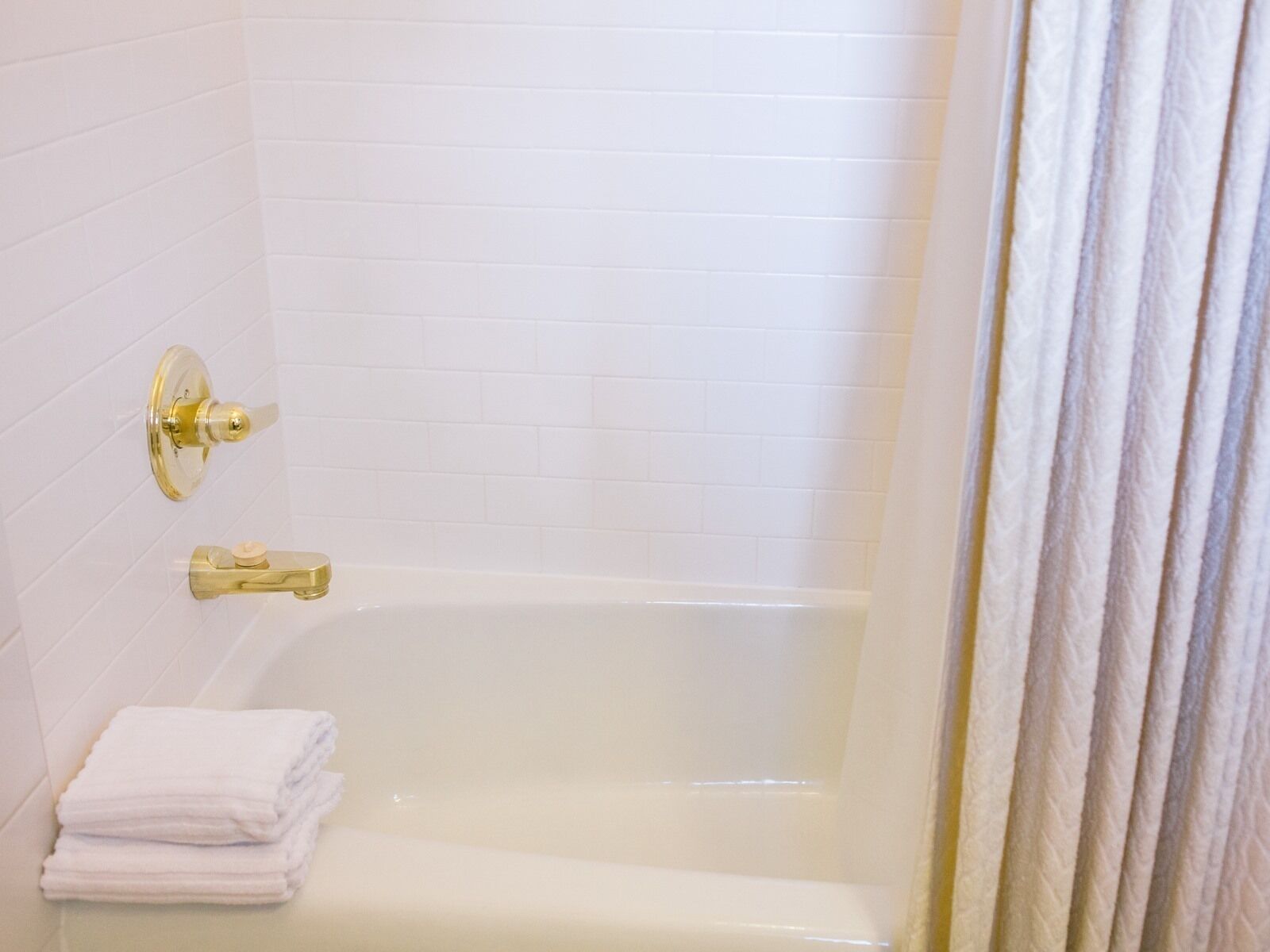 Douche, serviettes fournies, savon, papier toilette