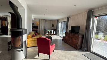 Télévision, cheminée