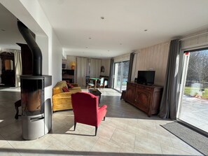 TV, fireplace