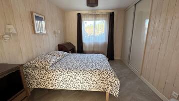 Fer et planche Ă repasser, accĂšs Internet, draps fournis