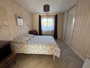 Fer et planche à repasser, accès Internet, draps fournis